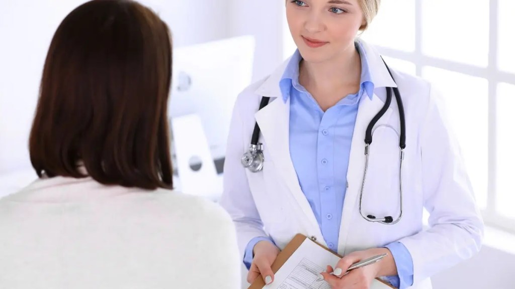 doctor-speaking-with-patient-during-medical-consultation